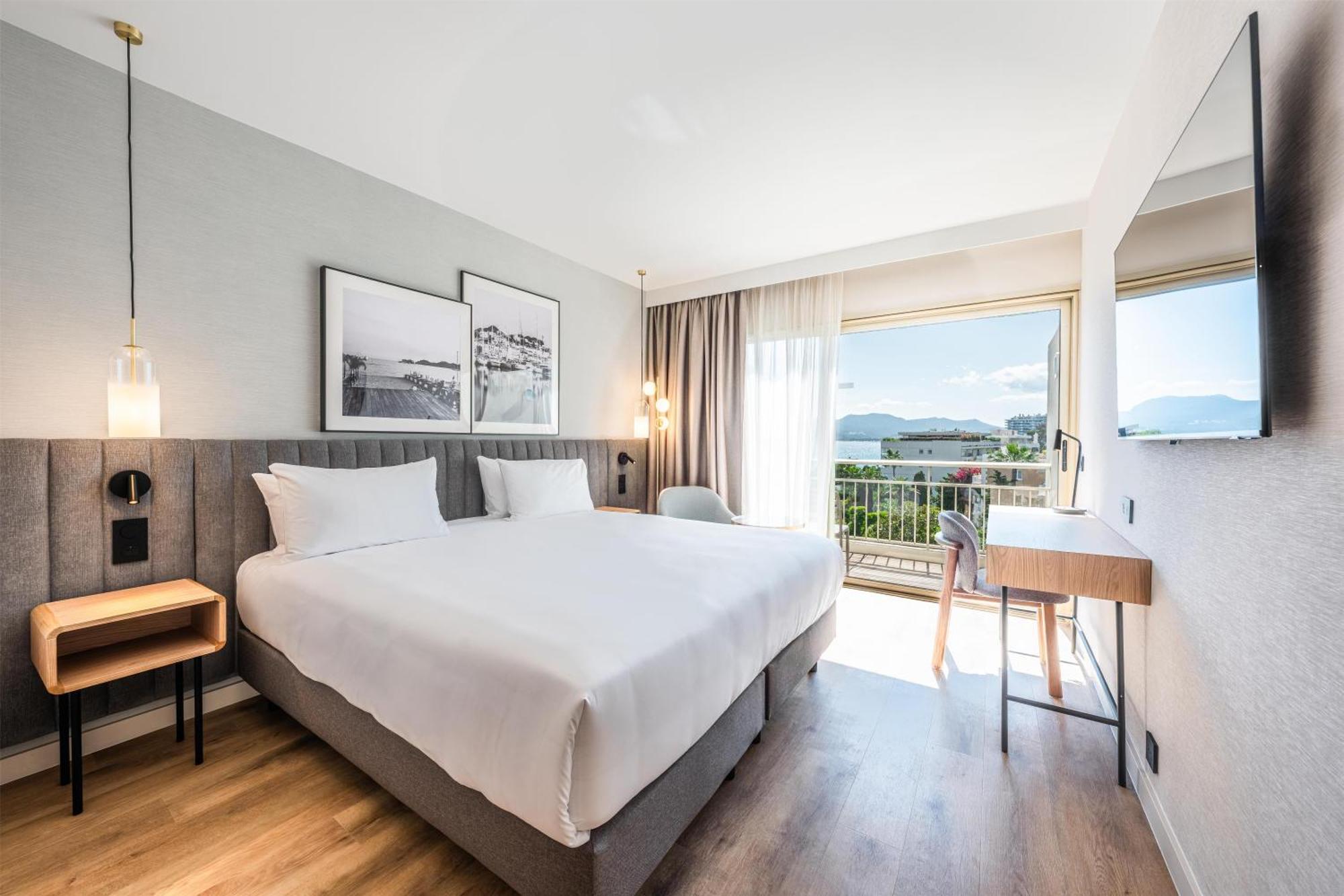 Habitación Estándar con vistas al jardín y balcón