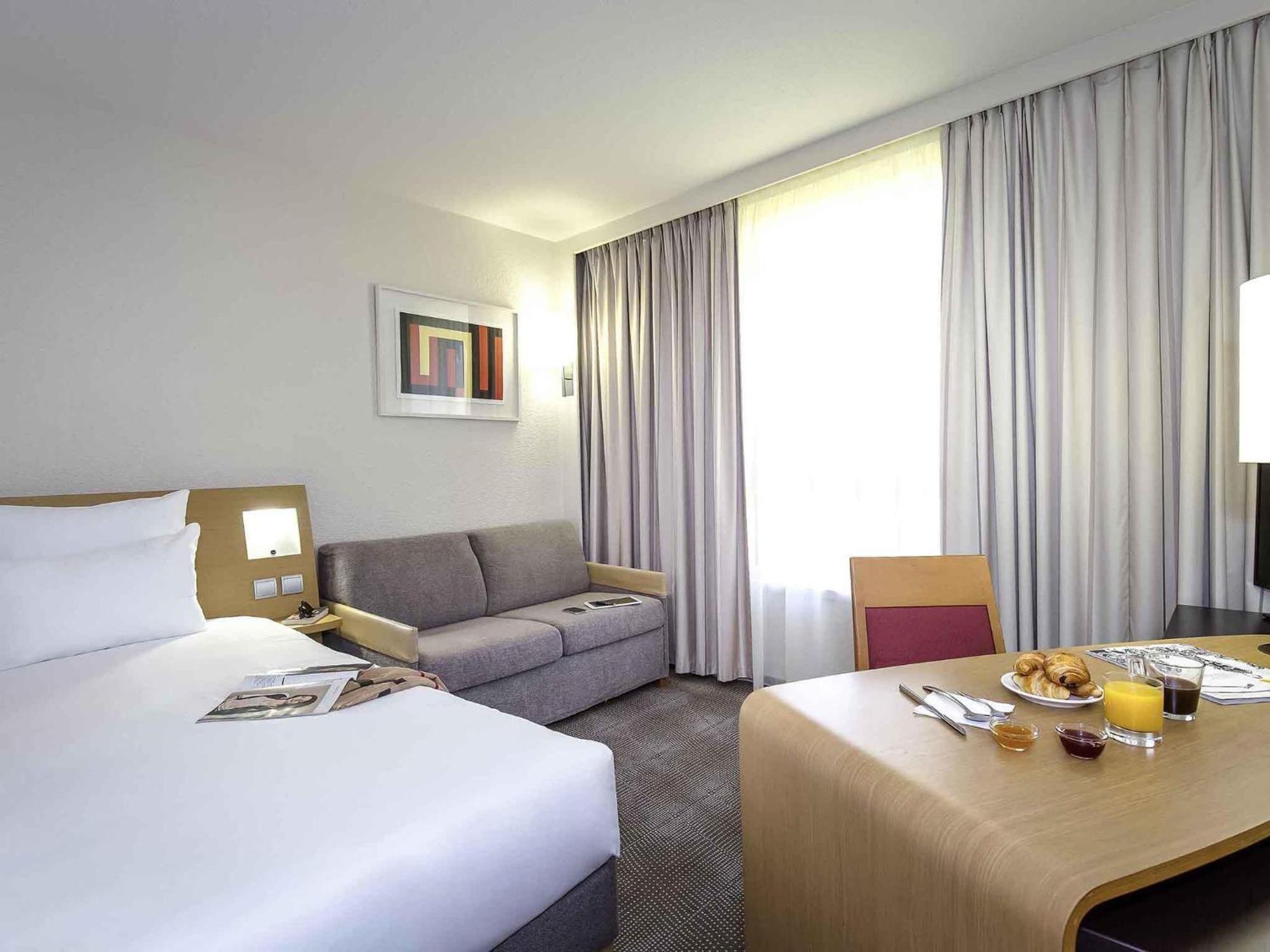 Habitación Superior con cama grande y sofá