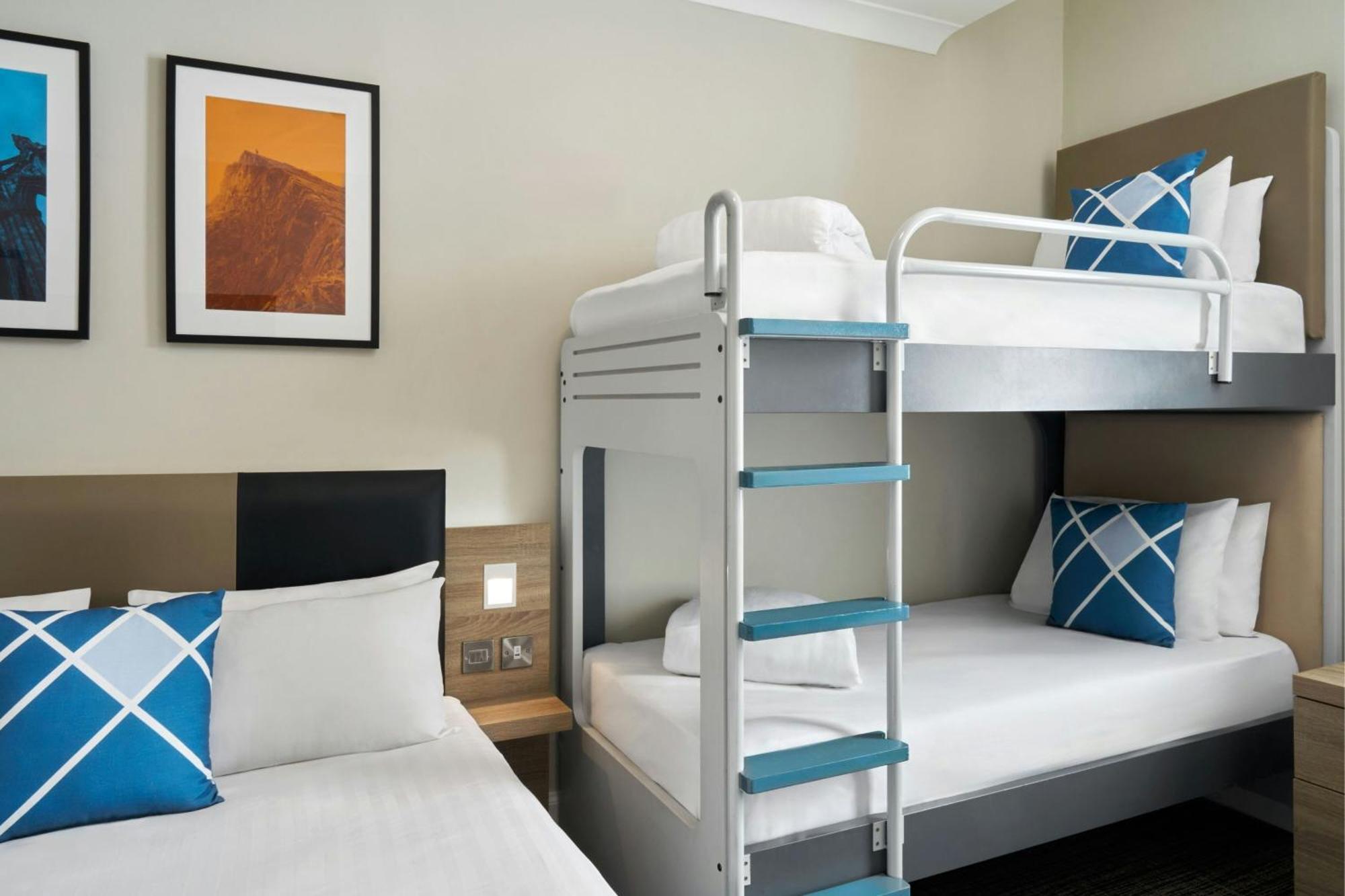 Quarto Família com 1 Cama de Casal e 2 Camas em Beliche
