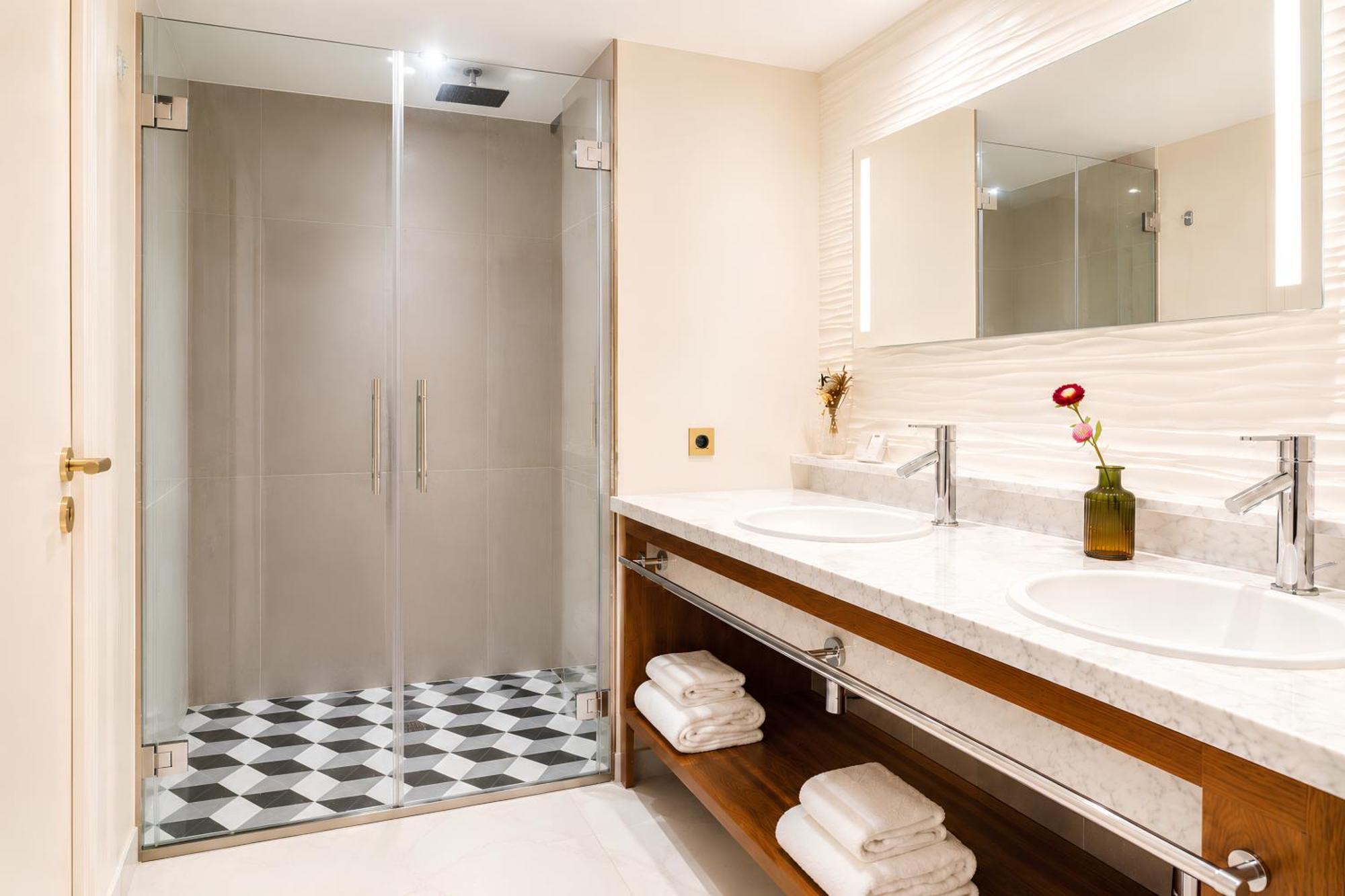 Suite Junior con cama doble grande y sofá cama