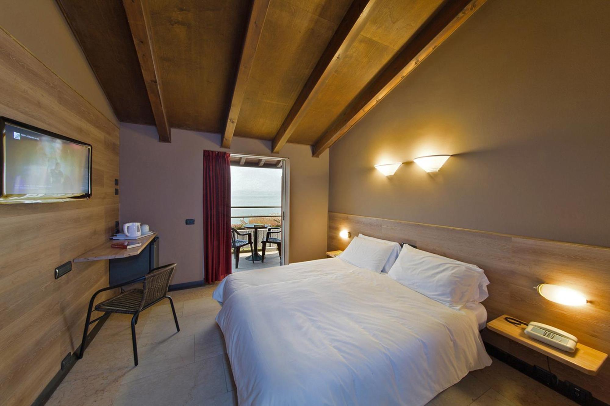 Tweepersoonskamer met 1 of 2 Bedden en Uitzicht op het Meer.