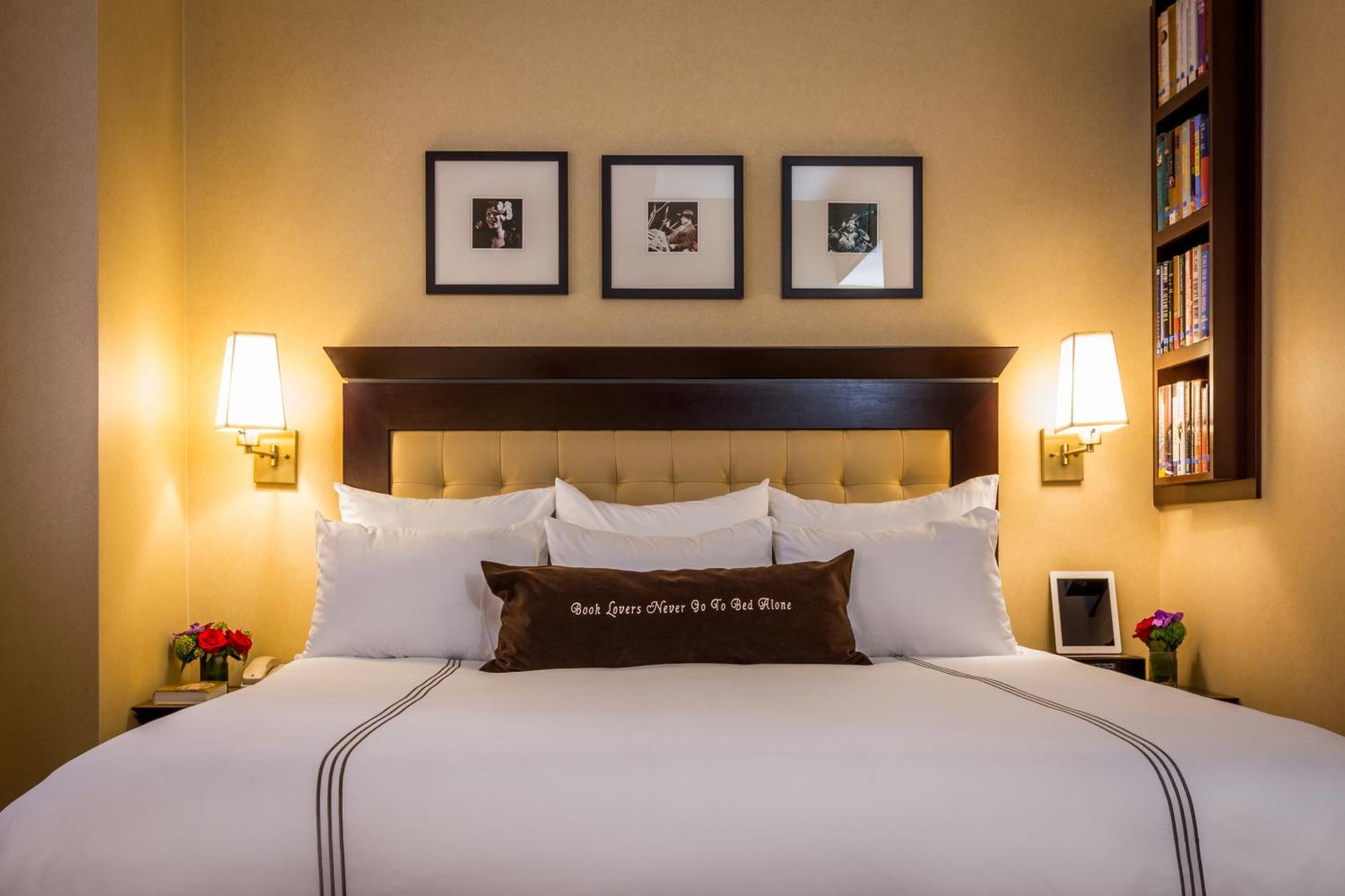 Deluxe Zimmer mit 1 Kingsize-Bett.