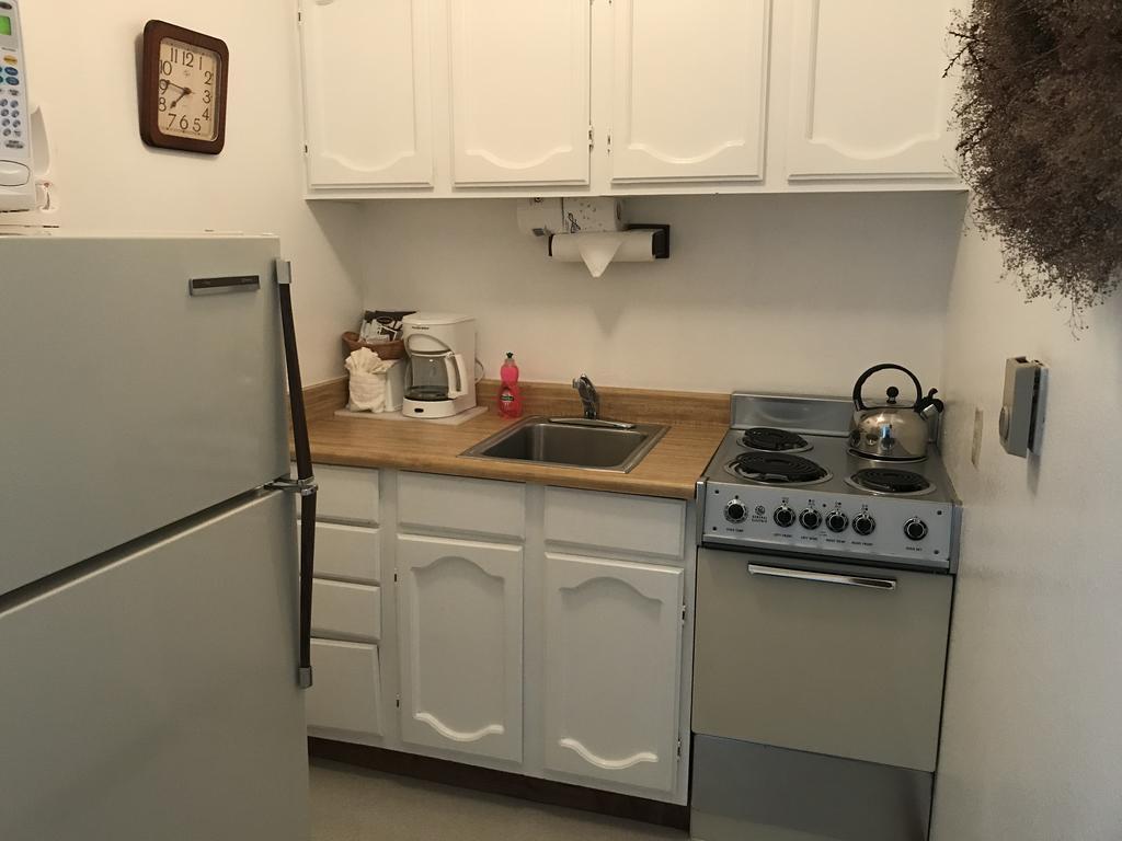 Queen Room with Kitchenette (Non Pet Friendly)