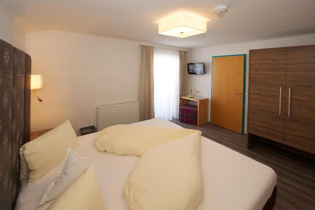 Double Room with Balcony,48312760:JPEG