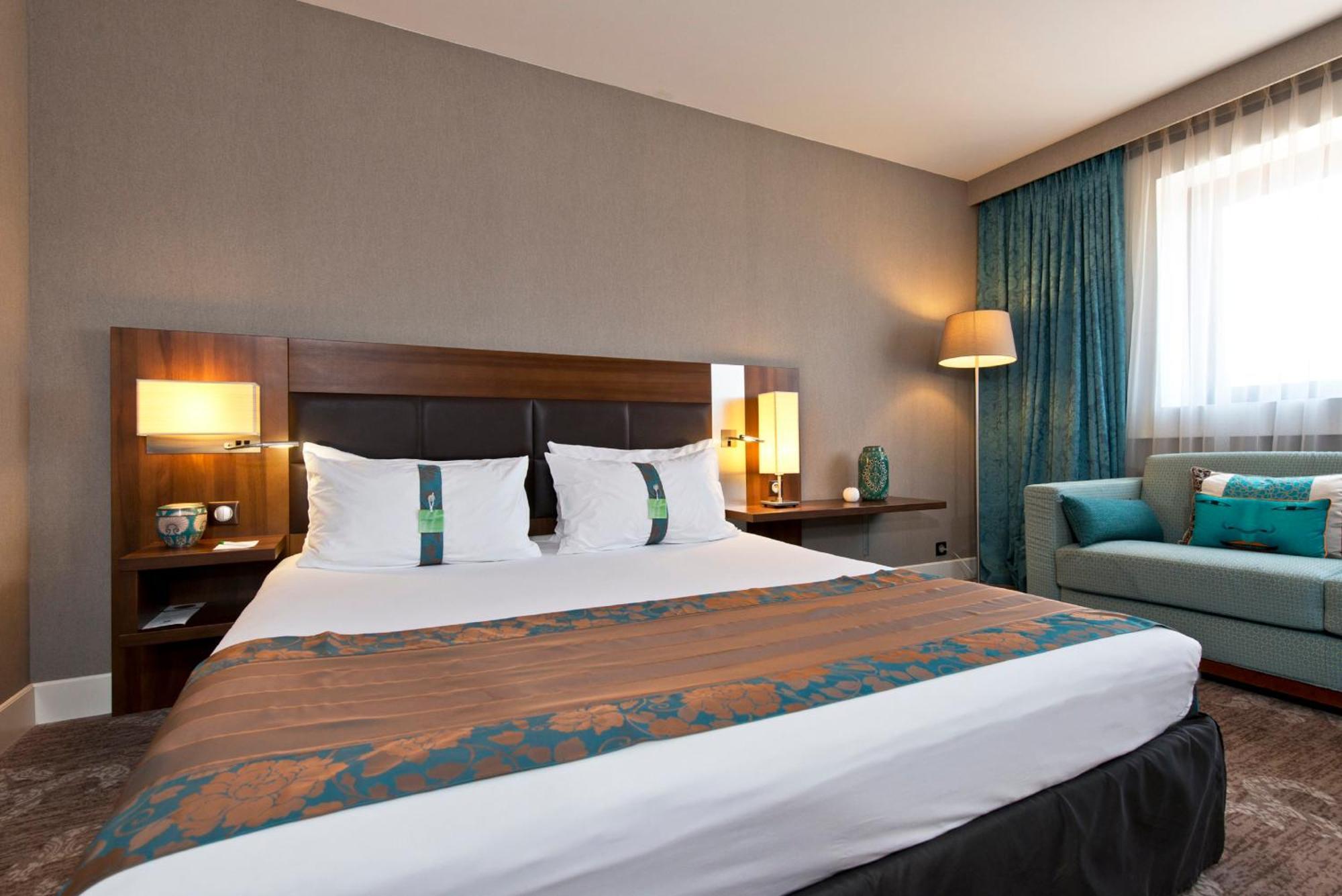 Habitación Doble Estándar con cama grande y sofá cama
