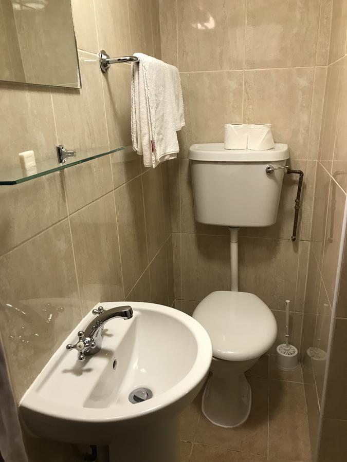 Eenpersoonskamer met Eigen Badkamer in Souterrain