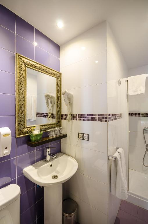 Family Double Room,665817060:JPEG