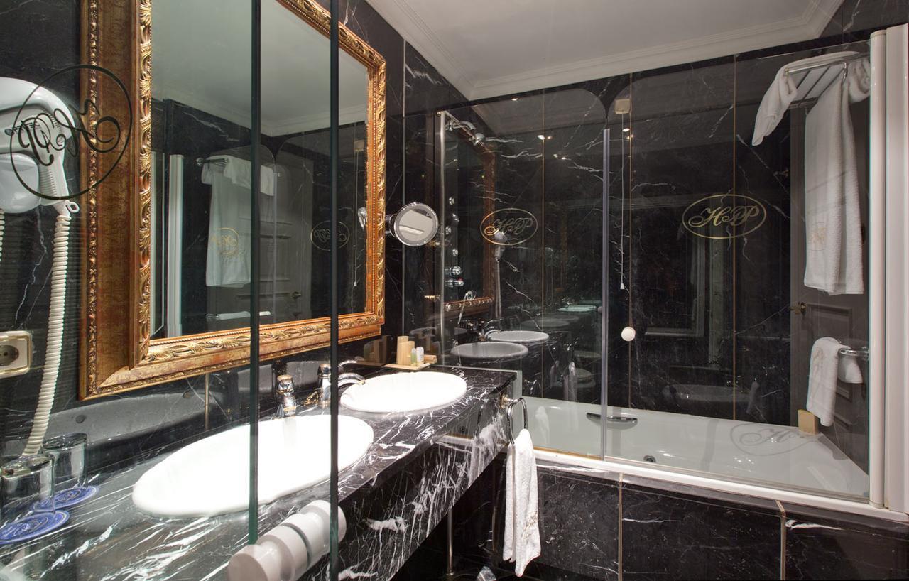 Quarto com 2 Camas de Solteiro e Vista da Cidade