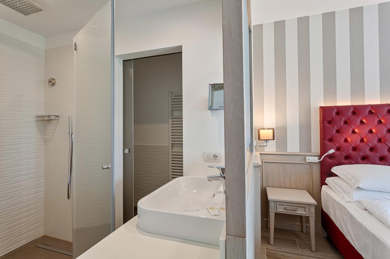 Deluxe Triple Room with Lake View and Double Balcony,1586821672:JPEG