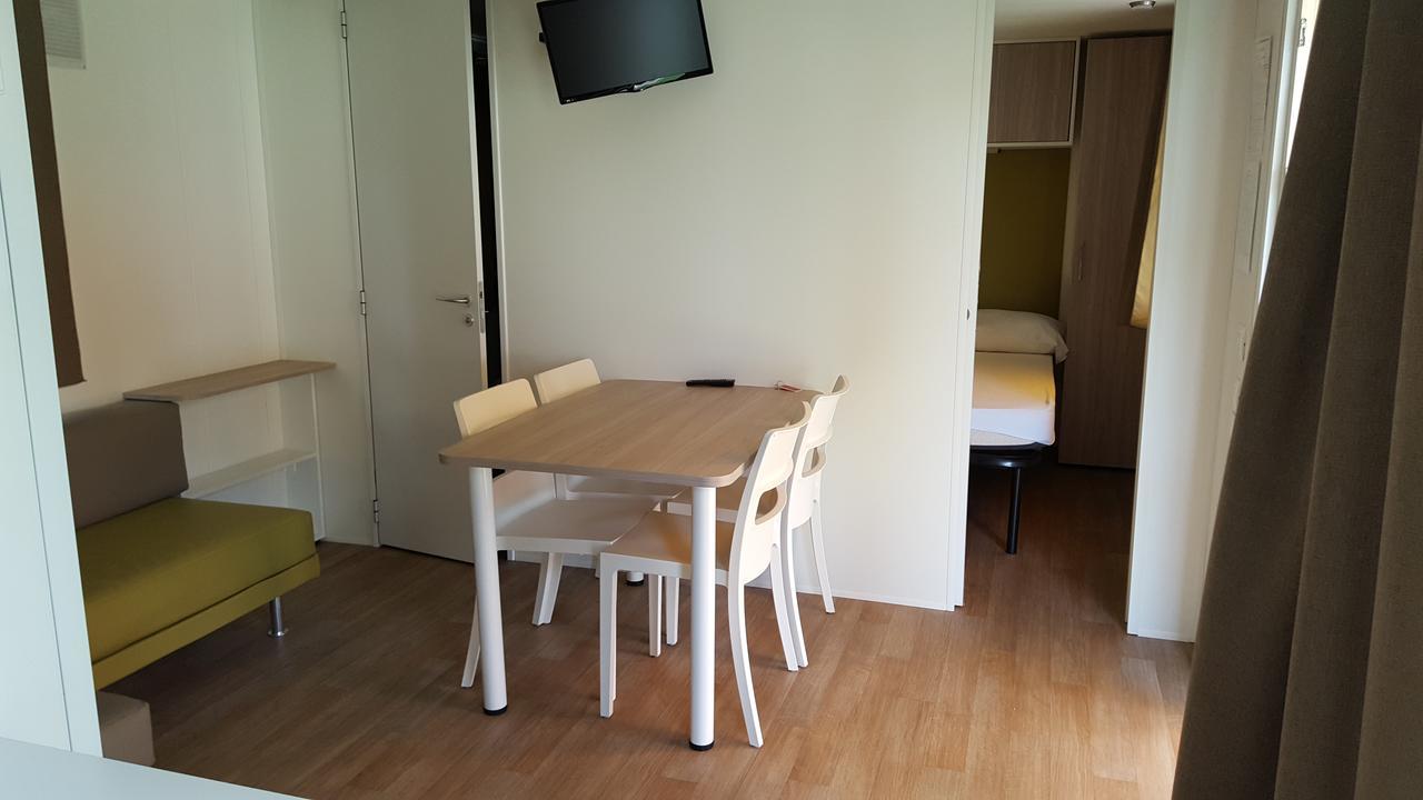 Two-Bedroom Mobile Home Deluxe,664694778:JPEG