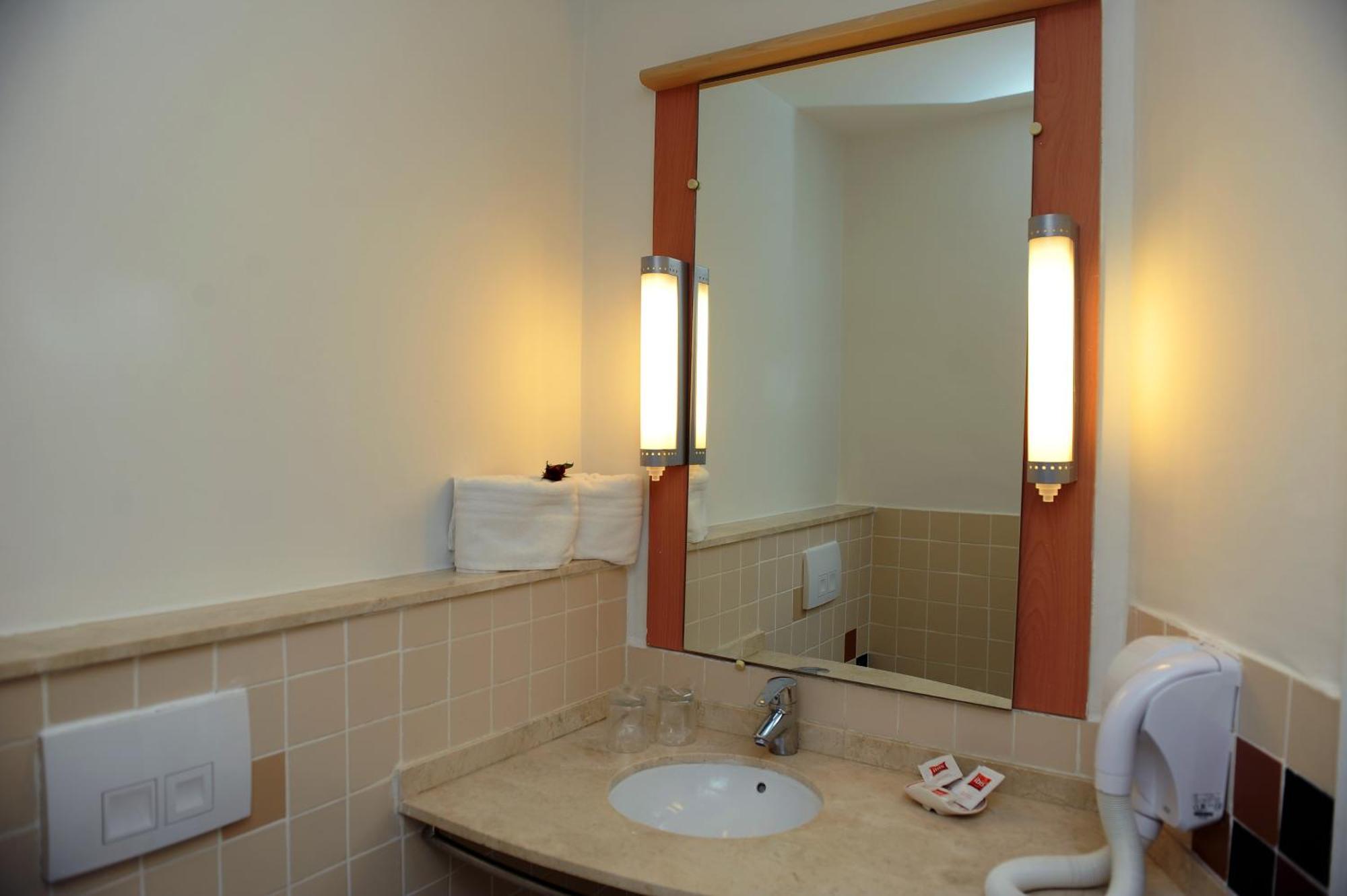 Standard Double Room,812311136:JPEG