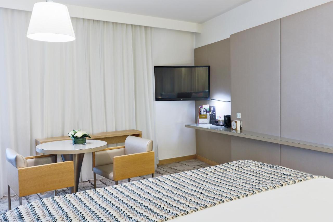 Suite con cama extragrande y sofá cama
