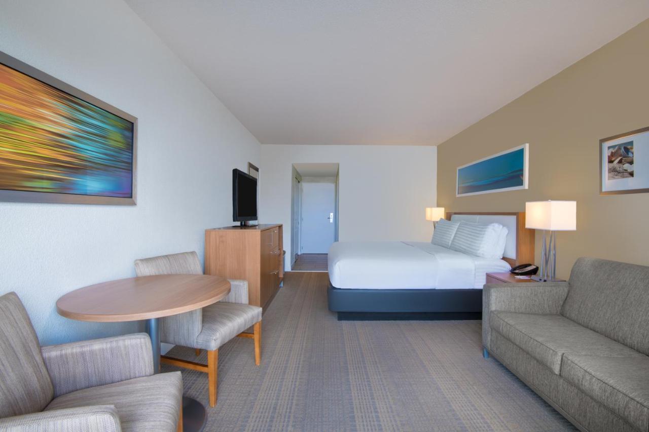 Standard King Room with Partial Ocean View
