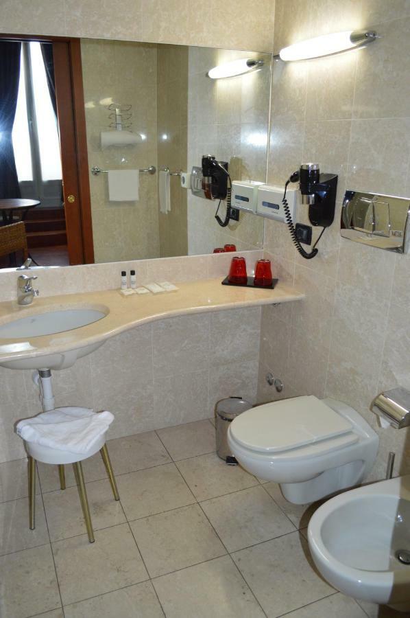 Double or Twin Room,1209224068:JPEG