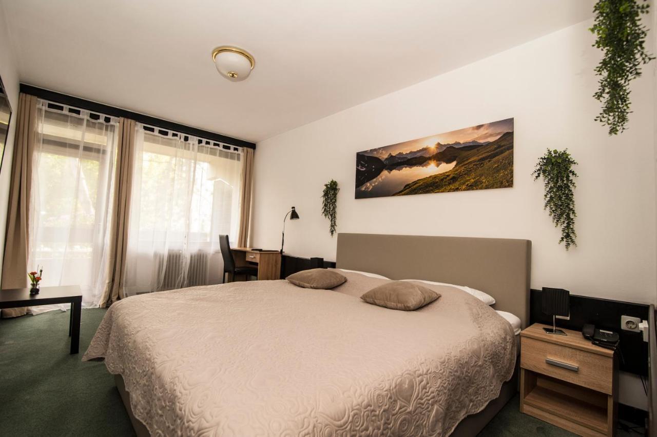 Zimmer mit Queensize-Bett und Balkon