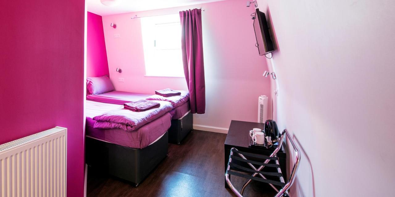 Tweepersoonskamer met 2 Aparte Bedden en Eigen Badkamer
