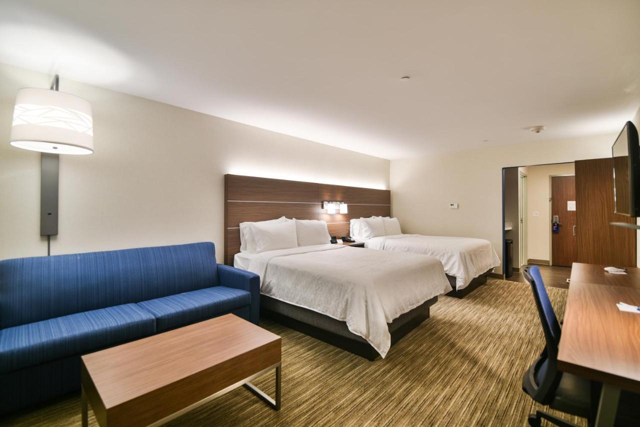 Queen Suite with Two Queen Beds and Sofa Bed