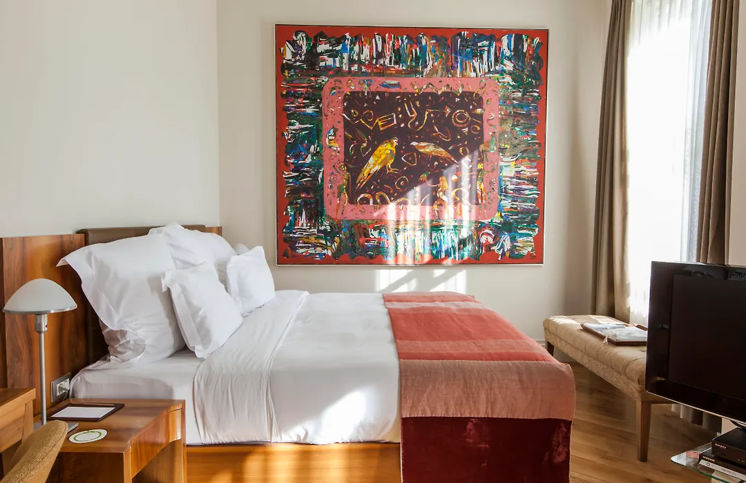 Tomtom Suites-1