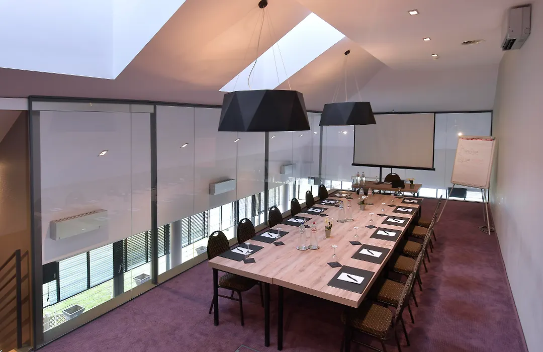 Hotel Charleroi Airport - Van Der Valk-1