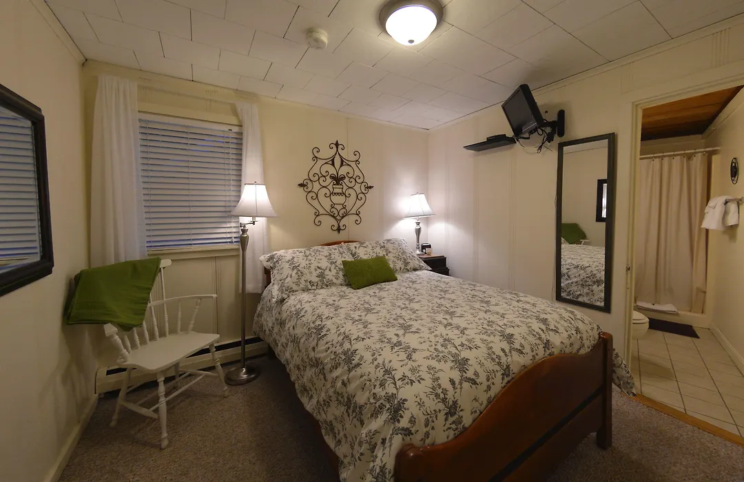 Hyde Away Inn-1