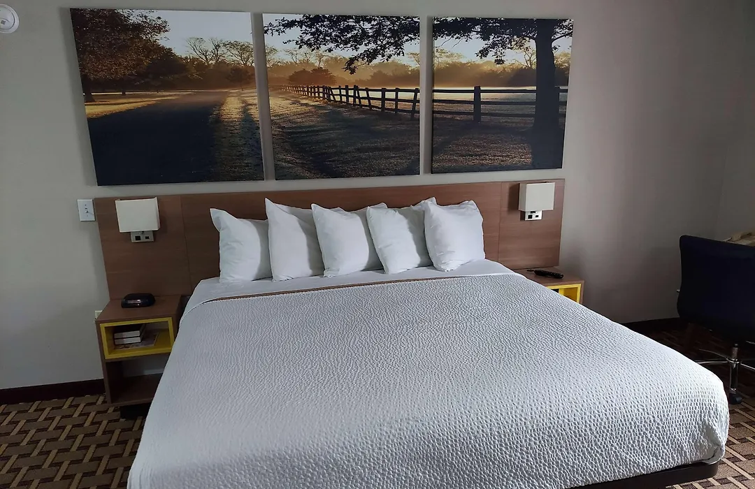 Days Inn & Suites By Wyndham Huntsville-1