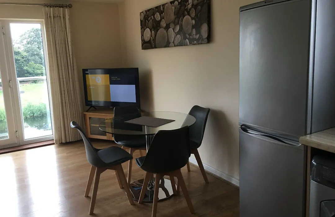 4Br 4 Bathroom Cottage Parking Garden Near St Neots-1
