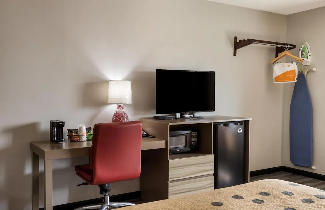 Econo Lodge Inn & Suites Canandaigua - Finger Lakes Area-1