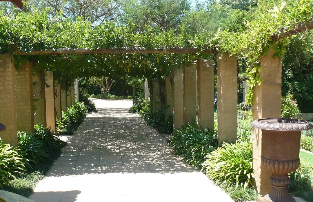 Moon And Sixpence Garden Guest House-1