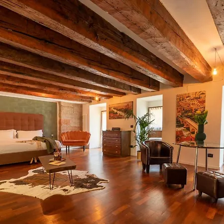 Aurelia Luxury - Piazza delle Erbe-3