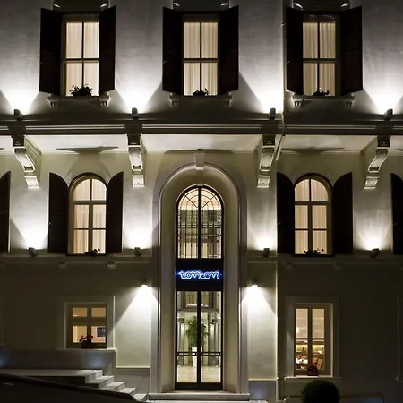 Tomtom Suites-2