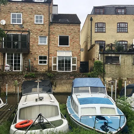 4Br 4 Bathroom Cottage Parking Garden Near St Neots-2