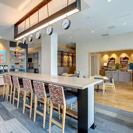 Hampton Inn & Suites Boston/Waltham-2