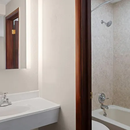 Days Inn By Wyndham Jamestown-2