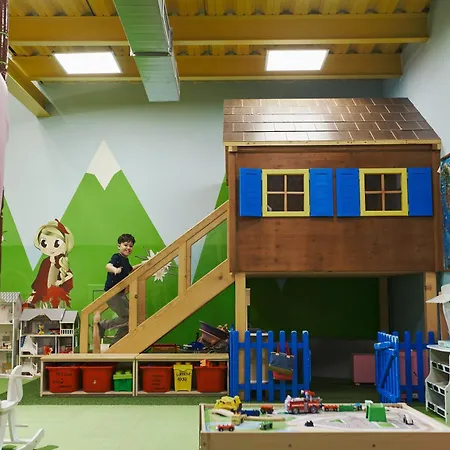 Atrium Hotel - Family Friendly-3