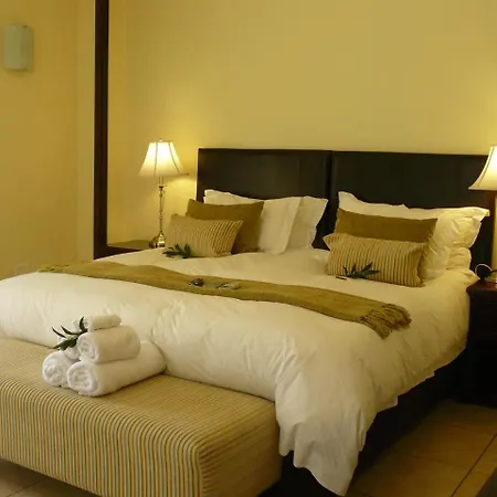 Moon And Sixpence Garden Guest House-2