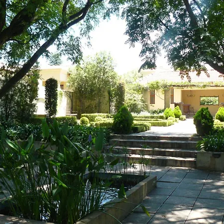 Moon And Sixpence Garden Guest House-3