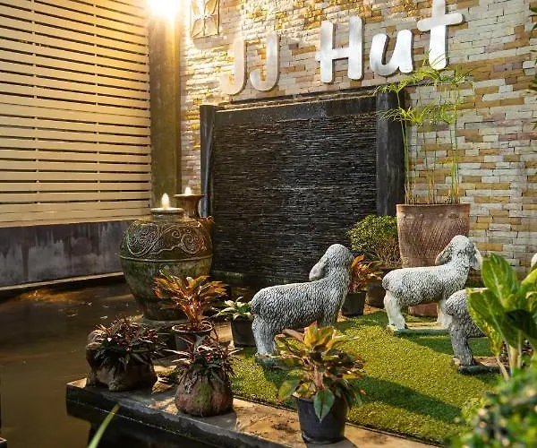 Jj Hut Hotel