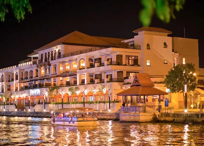 Cozy Riverside Hotel
