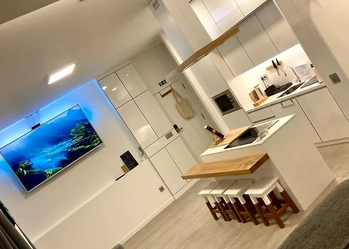 Cristalia,Roof Terrace In City Center, Garage, Netflix 75Inch Tv