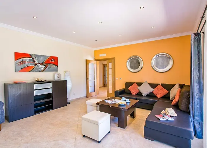 Villa Nincha - Heated Pool - Free Wi-Fi - Air Con