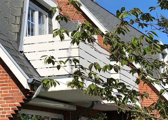 Maritim Und Individuell In Wenningstedt Mit Balkon