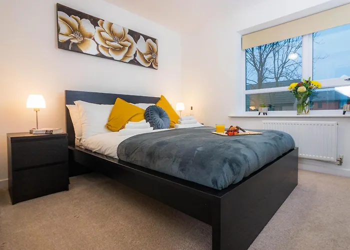 Modern 2 Bed House With Parking And Garden