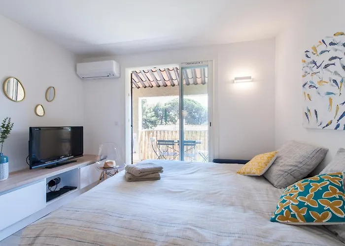 Studio Neuf Climatise Petite Vue Mer Plage A Pieds - Ted Home