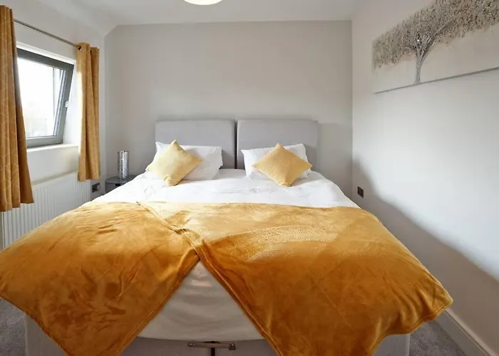 Home From Home - 4 Double Bed House With Parking
