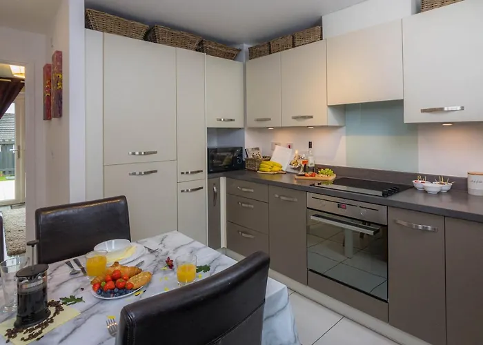 Modern 2 Bed House With Parking And Garden