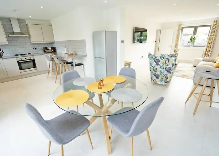 Home From Home - 4 Double Bed House With Parking