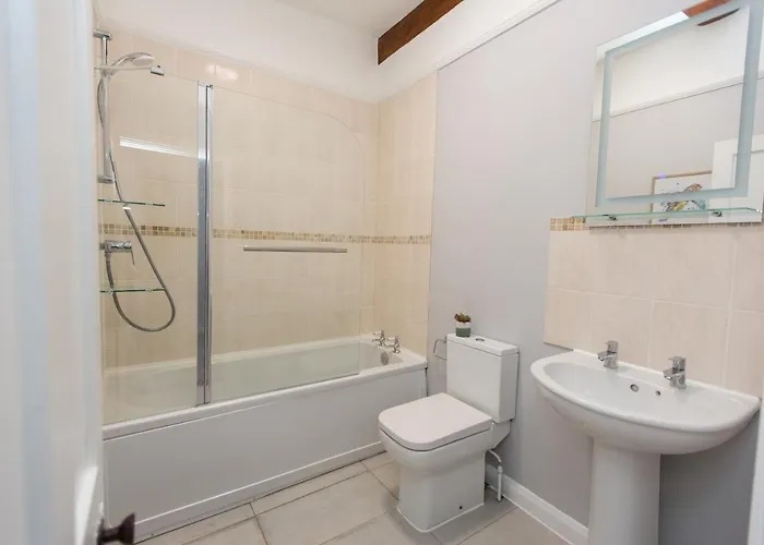 New Bespoke 2 Bed Town Centre Serviced Apartment