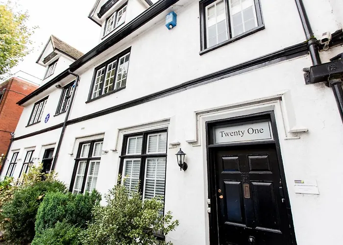 New Bespoke 2 Bed Town Centre Serviced Apartment
