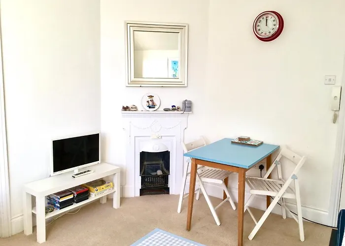 Lyme Regis Renovated Period Seaside Flat