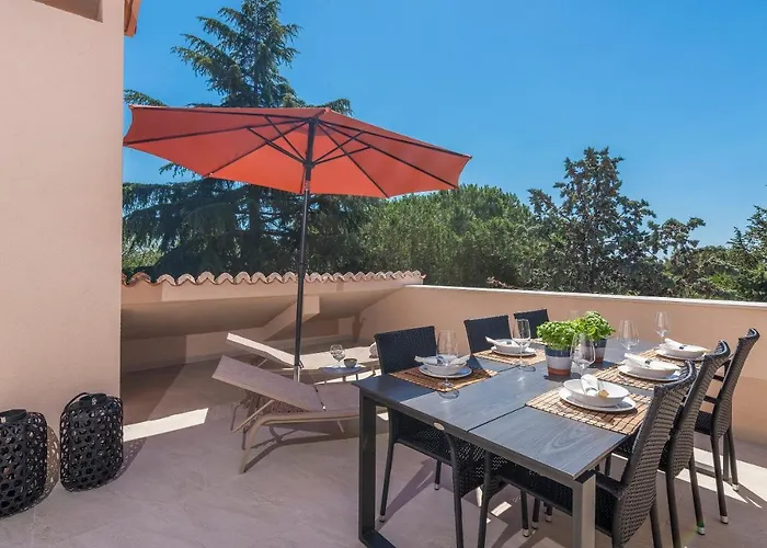 Just Renovated Stylish 2 Bedrooms Apartment Only A Few Steps From The Beach!